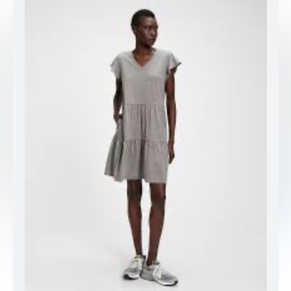 GAP Dresses & Skirts - GAP dress Women's M light heather gray cap sleeve tiered knit v neck petite EUC